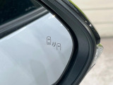 【ブラインドスポットモニター】走行中、ドアミラーの死角になりやすい箇所に後続車が接近するとサイドミラーのレンズに警告を表示!ドライバーに注意喚起をしてくれます。