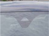 【アクティブセーフティブレーキ】前方の車両や障害物を検知し、ドライバーが回避操作を行わない場合に自動的にブレーキを作動させます。