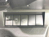 【アイドリングストップ】赤信号や渋滞で停車した際にエンジンを停止し、無駄な燃料の消費を抑えます。燃費向上や環境保護につなげる機能♪エンジンはブレーキを離せば再始動します。