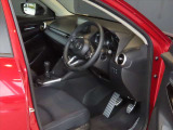 厚手のフロントシートです。少し硬めでサポート性や座り心地も良好です。また、mazda2は、ドライバーとハンドル・ペダル類が正対するようにドライバーシートが配置されています。正しい操作には重要です★☆★☆