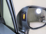 車体後部に内蔵されたセンサーによって、自車の後側方から接近する車両を検知。衝突の危険があるとシステムが判断した場合、ドアミラー内側のLEDインジケーターや警報音でドライバーに注意を促します!!