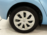 タイヤサイズは175/65R15!納車前の点検時にタイヤ交換させていただきます!ホイールキャップが退色しております。