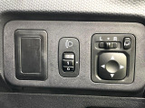 【電動格納ミラー】サイドミラーは電動格納式となっており、狭い駐車場でもキズがつくリスクを抑えられます。