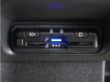 運転席と助手席は足元が繋がっているので自由に行き来しやすいので駐車場が狭いときでも助手席側からスムーズに乗り降りできて便利!