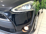 【LEDヘッドライト】悪天候や夜間走行時も良好な視界を確保し安心して運転できる高輝度LEDヘッドライトを装備!点灯速度が早く、消費電力も抑えられています。