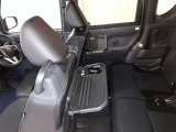 運転席/助手席シートの背面にカップホルダー付きのシートバックテーブルが付いていて後席の人に大変便利です☆