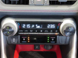 左右独立温度コントロールフルオートエアコンです。運転席、助手席それぞれで独立して温度設定ができます。冷え性の方が乗っても安心ですね♪
