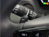 ◆減速セレクター◆ステアリングホイールの左右に取り付けられた2つのパドルスイッチで減速の強さを調整。 左側の「-」を操作すると減速を強く、右側の「+」を操作すると減速を弱くすることができます。