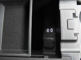 アームレスト内の収納部に、電源ソケットとUSBポートを二口備えています。運転席と助手席それぞれのスマホや電子小物を充電可能です。