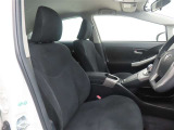 しっかりとしていて上質な座り心地のシートです。 座り心地も良くて長時間の運転も快適ですよ。 肌触りの良いシートが評判です。