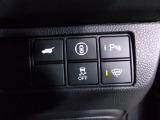 パワーテールゲートの開閉、パーキングセンサーや横滑りを防ぐVSA等のスイッチ類は運転席の右側、手の届きやすい位置にあります。