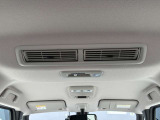 車内の空気を循環し後席まで素早く快適にしてくれるシーリングファン(プラズマクラスター搭載)♪暑い季節もムラなく涼しく、快適さがUP!エアコン前に扇風機を置くと効率が良いと言われる、あの発想ですw