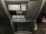 アクセサリーソケットはUSBのアダプターなどをつければ、スマホの充電にも使えます。下にはナビゲーション用の外部入力可能なUSB端子がついており、周辺には物が置けるボックスがついています。