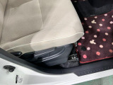 痛みの出やすい運転席シートの角、フロアマット、座面、ともに良好です