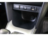 運転席からも助手席からも手が届きやすく、充電中のスマホなども置けるフロントコンソールボックスなど、使いやすい収納が適所にレイアウトされています。