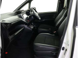 シックな色使いの運転席周りですね。すっきりとしたデザインで上品な色使いです。居心地の良い運転席長く座ってられるリラックスできるデザインがいいですね。