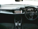 安全で快適な運転をサポートするアウディバーチャルコックピット。多機能でありながら優れた操作性で、シンプルで美しいインテリアデザインに溶け込んでいます。