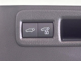 【パワーバックドア】スマートキーや運転席のボタンを押すだけでリアゲートが自動で開閉します!荷物を持っている時や、高い位置にあるバックドアを閉める際に便利な機能です♪