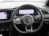Volkswagen全車共通の上質な本革を使用した手触りのしっとりとしたステアリングです。唯一素肌が触れるハンドルは上位モデルと同じ握り心地になっております。