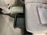 純正フロアマットです。しっかりクリーニング済みです。また、位置ずれ防止機能で安全運転に貢献いたします。