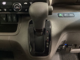 CVT車のセレクトレバーです。低速から高速まで、変速ショックのないスムーズな走りを実現するとともに、エンジン効率のよい領域を維持することで燃費にも貢献します。