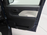 運転席・助手席ドアの内側にドアポケットが装備されています。