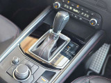 【オートブレーキホールド】停車中にブレーキペダルから足を放しても、ブレーキを自動的に制御して、車両の停車状態を保持する機能です。信号待ちなどの停車時に運転者の負担を軽減します。