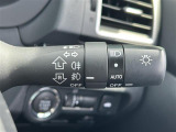 【オートライト(AUTO)】外の明るさをシステムが感知して、自動でヘッドライトが点灯します。ヘッドライトをつけ忘れを防ぐ便利機能です。