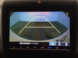 【バックカメラ】運転が苦手な方も車庫入れラクラクです!ギアをリバースに入れれば自動的に切り換わりますので、面倒な操作は不要です♪狭い駐車場もお車を傷つけず安心ですね!