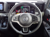 ハンドル左側にはオーディオ操作が出来るオーディオリモートコントロールスイッチ、右側にはHonda SENSINGとオートクルーズコントロールのスイッチを装備!