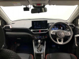 シンプルながら機能性あふれる運転席廻りです。視界性もよく、運転しやすいですよ。