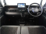 視界広々で運転しやすくロングドライブでも疲れを感じさせないすっきりとまとまったインパネ周りです。