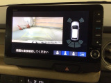 リバースギアに入れるだけで後方の表示へ切り替わります。夜間や雨の日の駐車も楽になりますよ。