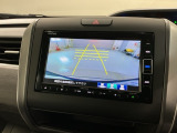リバースギアに入れるだけで後方の表示へ切り替わります。夜間や雨の日の駐車も楽になりますよ。