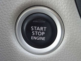 【プッシュスタート】キーが車内にあれば、エンジンの始動・停止はブレーキを踏んでスイッチを押すだけ!キーを取り出す手間を省き、ワンプッシュで操作するので簡単でスムーズ!
