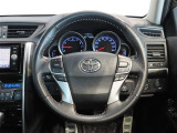 ステアリングスイッチ付き。前方から目を離すことなく操作することが可能です。