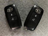 キーは二つ付いております☆スマートキー機能を有しています!ドアロックの開閉やエンジン始動時にキーをポケットやカバンなどに携帯していればキーを挿さなくてもそのまま手ぶらで可能です!!