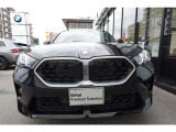 BMWの代名詞の【キドニーグリル】グリルが腎臓のように見えるので【キドニー】と呼ばれるようになりました。一目見ただけでBMWであると認識できる確固たるアイコンとして存在感を放ちます。