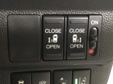 【両側パワースライドドア】両側がパワースライドドアになっており、運転席のスイッチやスマートキーでも開閉が可能です!開口部も広いので乗り降りも楽々♪