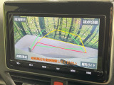 【バックカメラ】駐車時に後方がリアルタイム映像で確認できます。大型商業施設や立体駐車場での駐車時や、夜間のバック時に大活躍!運転スキルに関わらず、今や必須となった装備のひとつです!