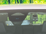 【ホンダセンシング】走行中に前方の車両等を認識し、衝突しそうな時は警報とブレーキで衝突回避と被害軽減をアシスト。より安全にドライブをお楽しみいただけます。