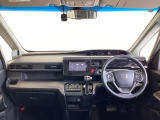 運転席は、大きな座面と包み込むような背もたれがドライバーの身体全体をしっかり支えます。上質なシート素材と座り心地のよいクッションを採用し、長時間の運転やコーナーの多い道も快適です