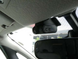 もしもの時に映像を記録する日産純正フロント側車内側に対応したドライブレコーダーが備わっています。