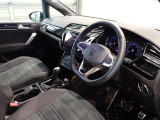しっかりまとまった感のあるインパネ。各操作スイッチなども使いやすい位置に配置されていますよ。