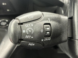 レーダーが前方車両の速度と距離を検知し距離を一定に保つアクティブクルーズコトロール。アクセルとブレーキを併用して設定車間距離を保ち、前方車両が停止した場合には車間距離を保ちながら自動停車します。