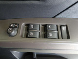 パワーウィンドウスイッチで運転席から全席の窓の開閉ができます。