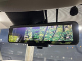 【インテリジェントルームミラー】後席の大きな荷物や同乗者で後方が確認しづらい時でも安心!カメラが撮影した車両後方の映像をルームミラー内に表示。クリアな視界で状況の確認が可能です!