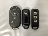 スマートキーを装備しています。鍵を差し込むことなくドアロックの開け閉めと、スタートボタン操作でのエンジンスタートができます。加えて、純正リモコンエンジンスターター用の操作キーもついています。