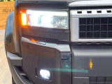 【LEDヘッドライト】悪天候や夜間走行時も良好な視界を確保し安心して運転できる高輝度LEDヘッドライトを装備!点灯速度が早く、消費電力も抑えられています。