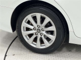 タイヤサイズは215/55R17!純正アルミホイール!残り溝は6ミリ程度です!